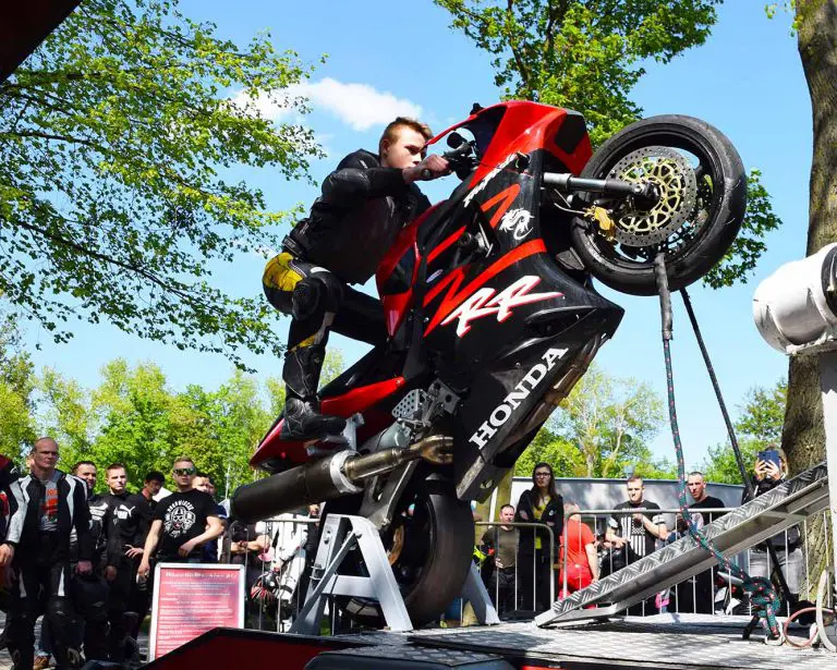 Pokaz jazdy na tylnym kole na platformie wheelie machine przed publicznością